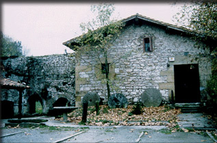 Urdanibiko burdinola eta errota