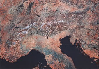 Satelite batek hartutako Alpeetako eskualdea