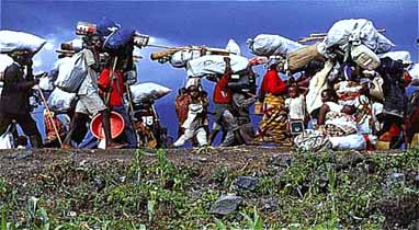 Hutu errefuxiatuak Ruandara itzultzen, 1996.