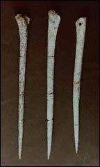 Mesolitoko hezur orratzak, K. a. 4800 (Historiaurreko Museoa, Carnac, Frantzia)